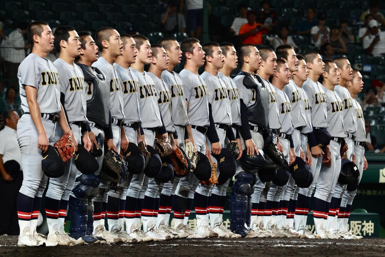 仙台育英対拓大紅陵　拓大紅陵に勝利し、校歌を歌う仙台育英の選手たち（撮影・河田真司）