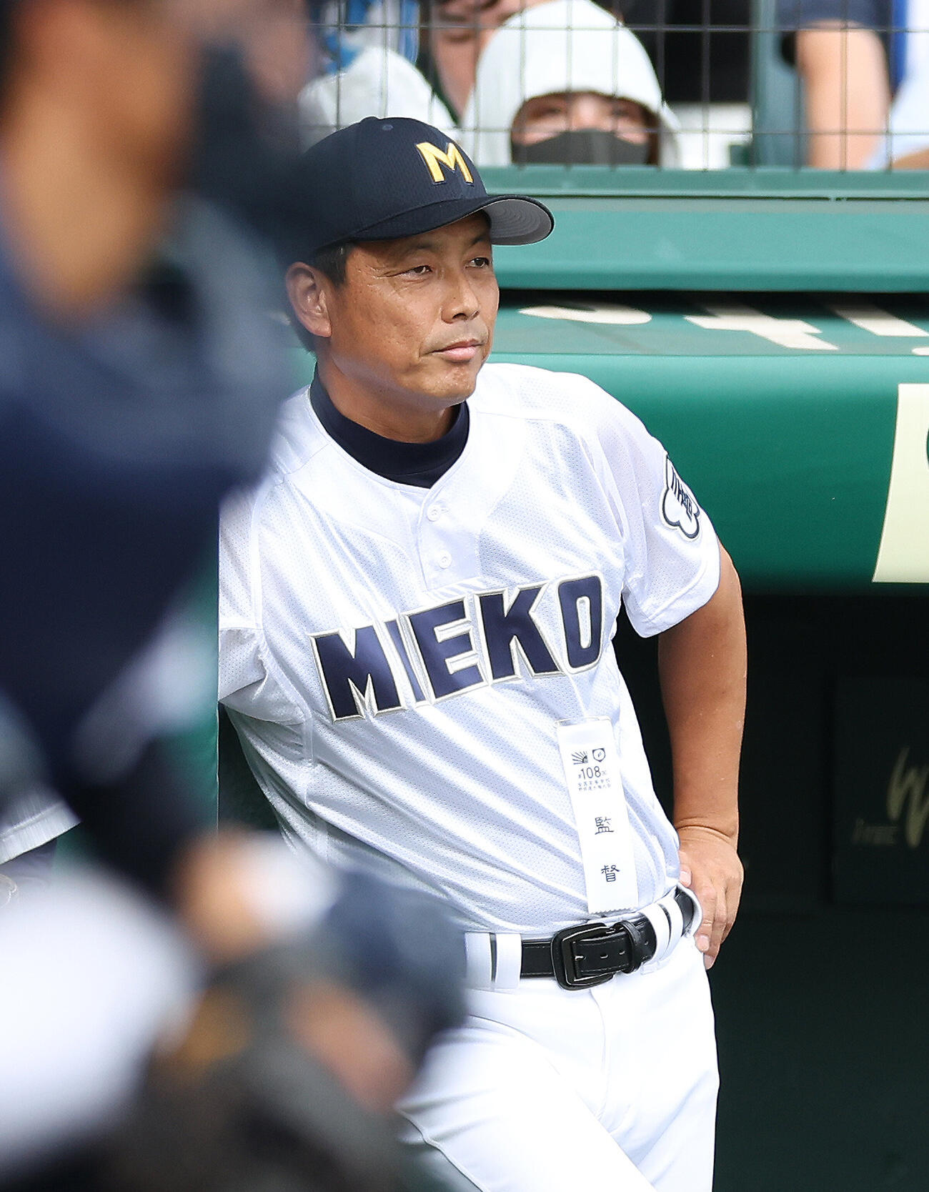 履正社対三重　7回表、戦況を見守る三重・沖田展男監督（撮影・河田真司）