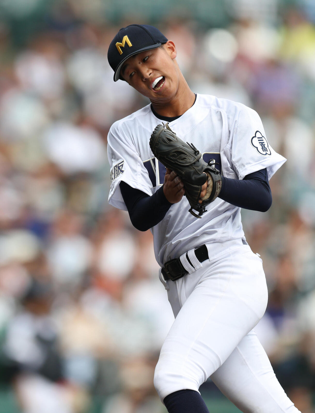 履正社対三重　7回表を抑えグラブをたたく三重・船橋昊（撮影・河田真司）