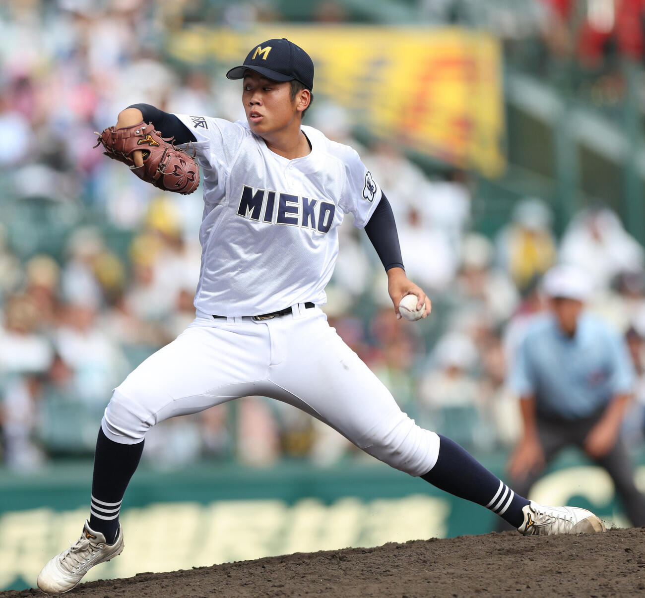 履正社対三重　8回表、力投する三重・吉井海翔（撮影・河田真司）