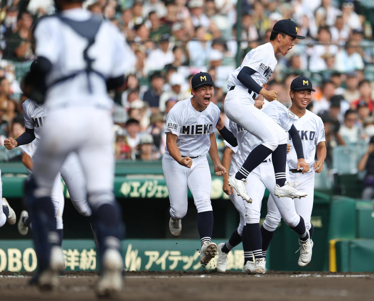 履正社対三重　履正社に勝利し喜びを爆発させる三重の選手たち（撮影・河田真司）