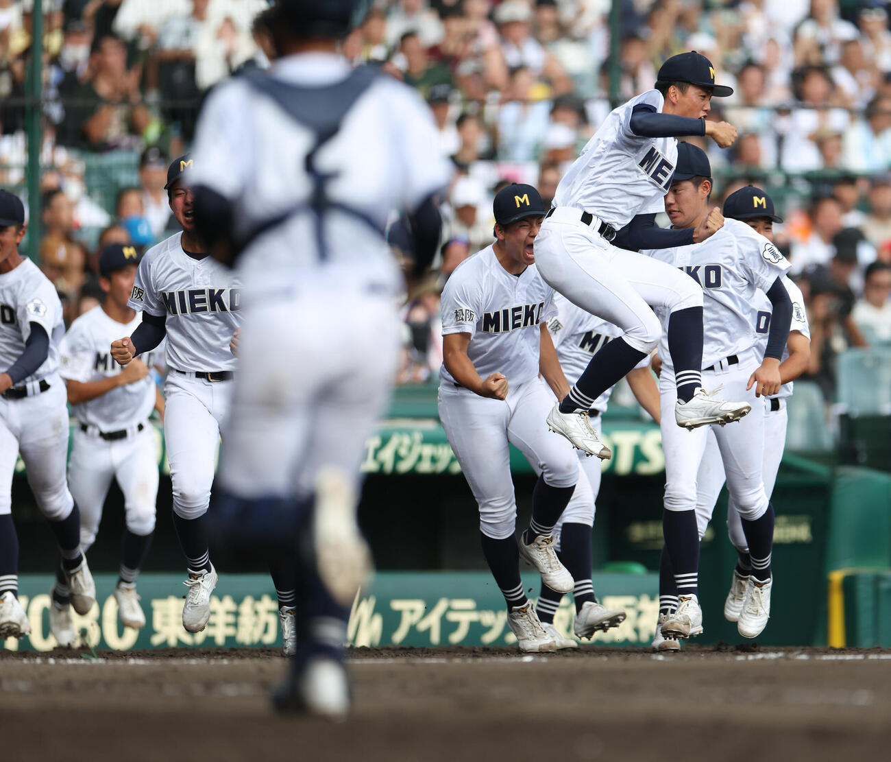 履正社対三重　履正社に勝利し喜びを爆発させる三重の選手たち（撮影・河田真司）