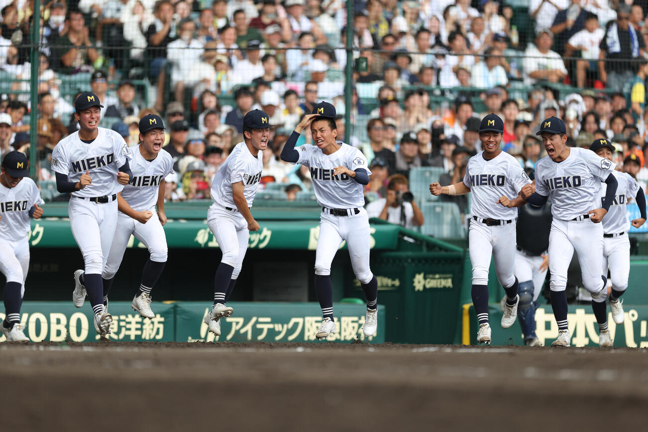 履正社対三重　履正社に勝利し喜びを爆発させる三重の選手たち（撮影・河田真司）