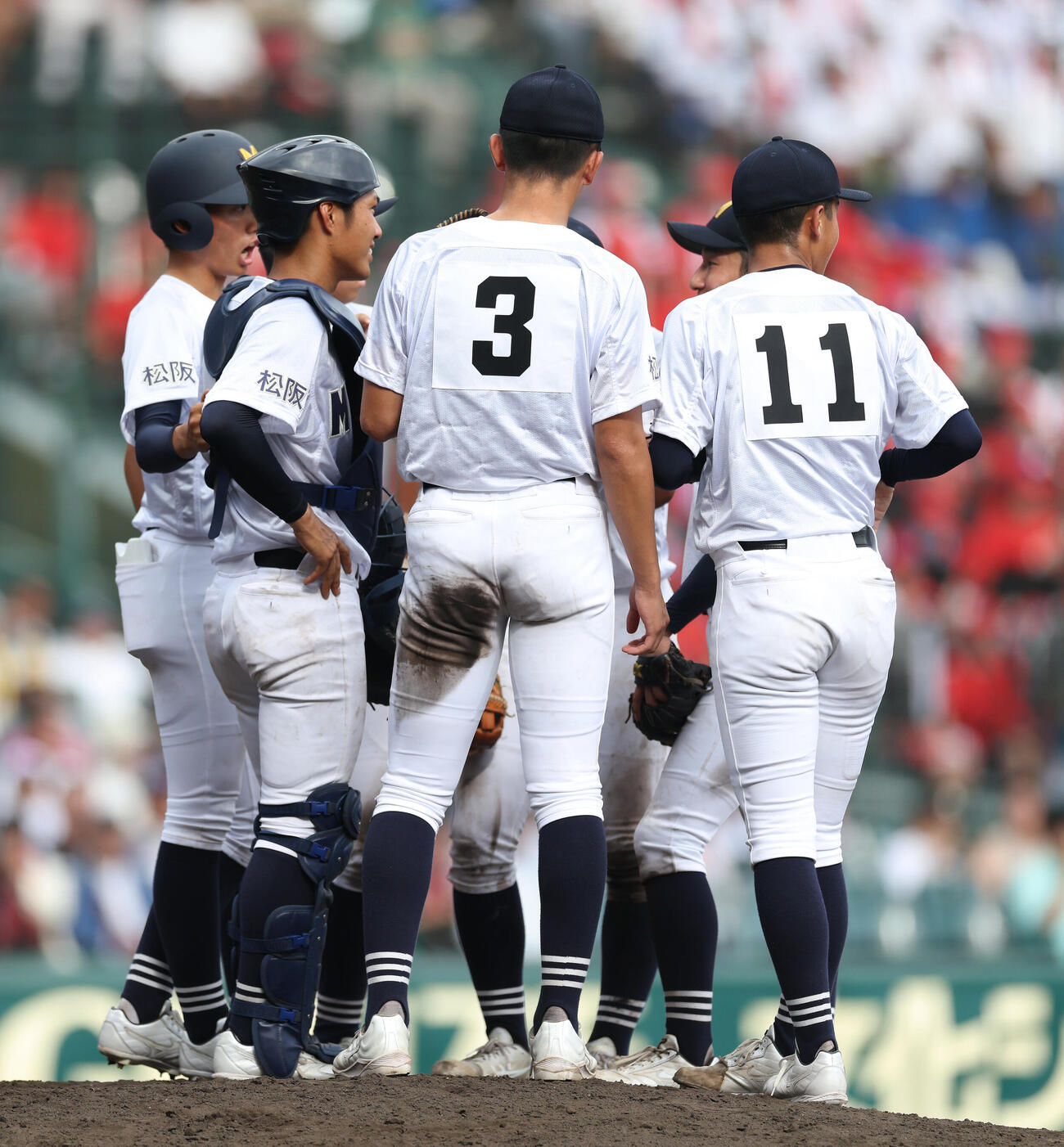 履正社対三重　7回表、マウンドに集まる三の選手たち（撮影・河田真司）