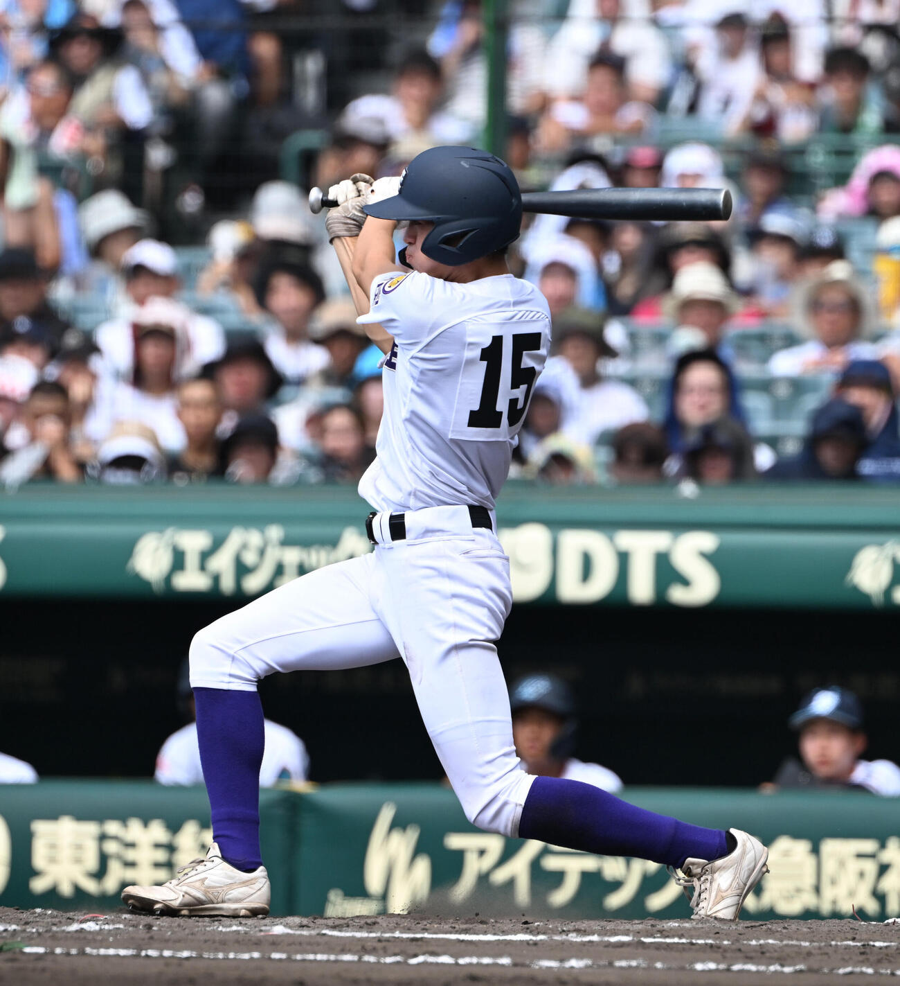 天理対高川学園　8回表天理1死満塁、一塁線を破る適時二塁打を放つ山中喜晴（撮影・和賀正仁）