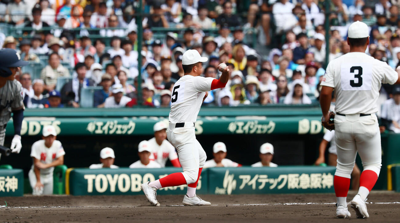 智弁和歌山対敦賀気比　10回裏敦賀気比無死一、二塁、宮本颯の送りバントを捕球し三塁へ送球する黒川梨大郎（撮影・加藤哉）