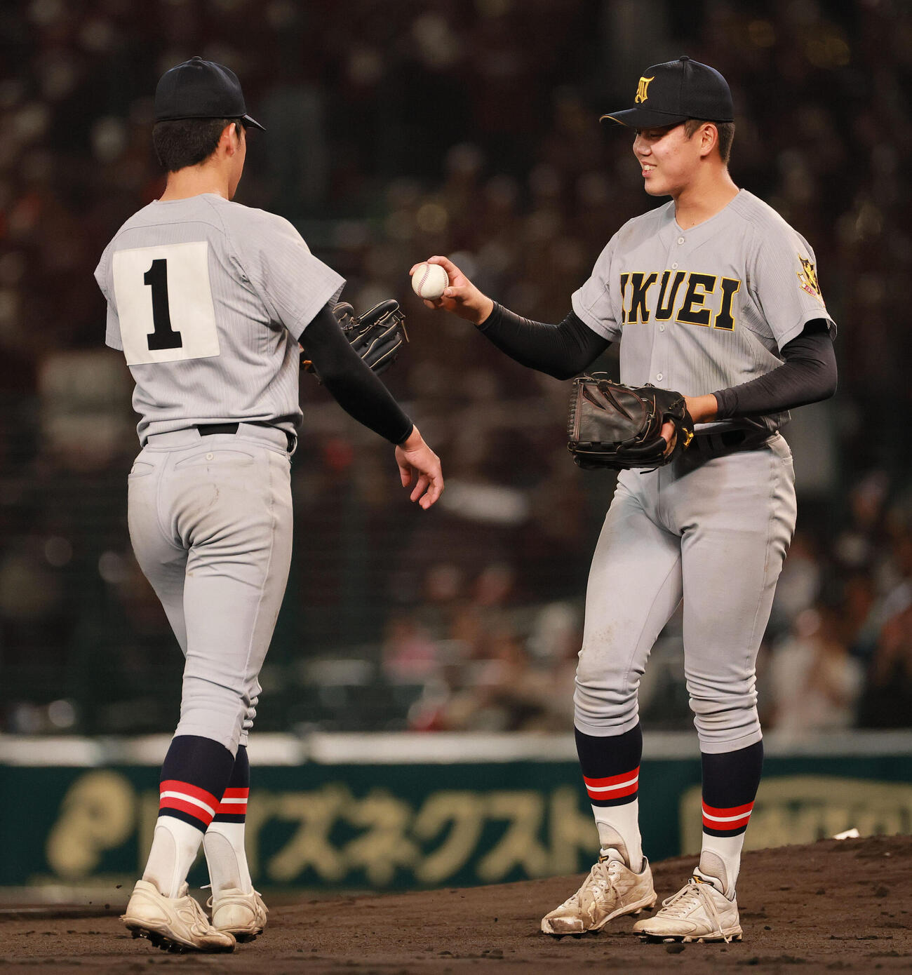 仙台育英対拓大紅陵　6回裏、仙台育英先発の福井勇翔（右）はエース梶井湊斗にマウンドを託す（撮影・上山淳一）