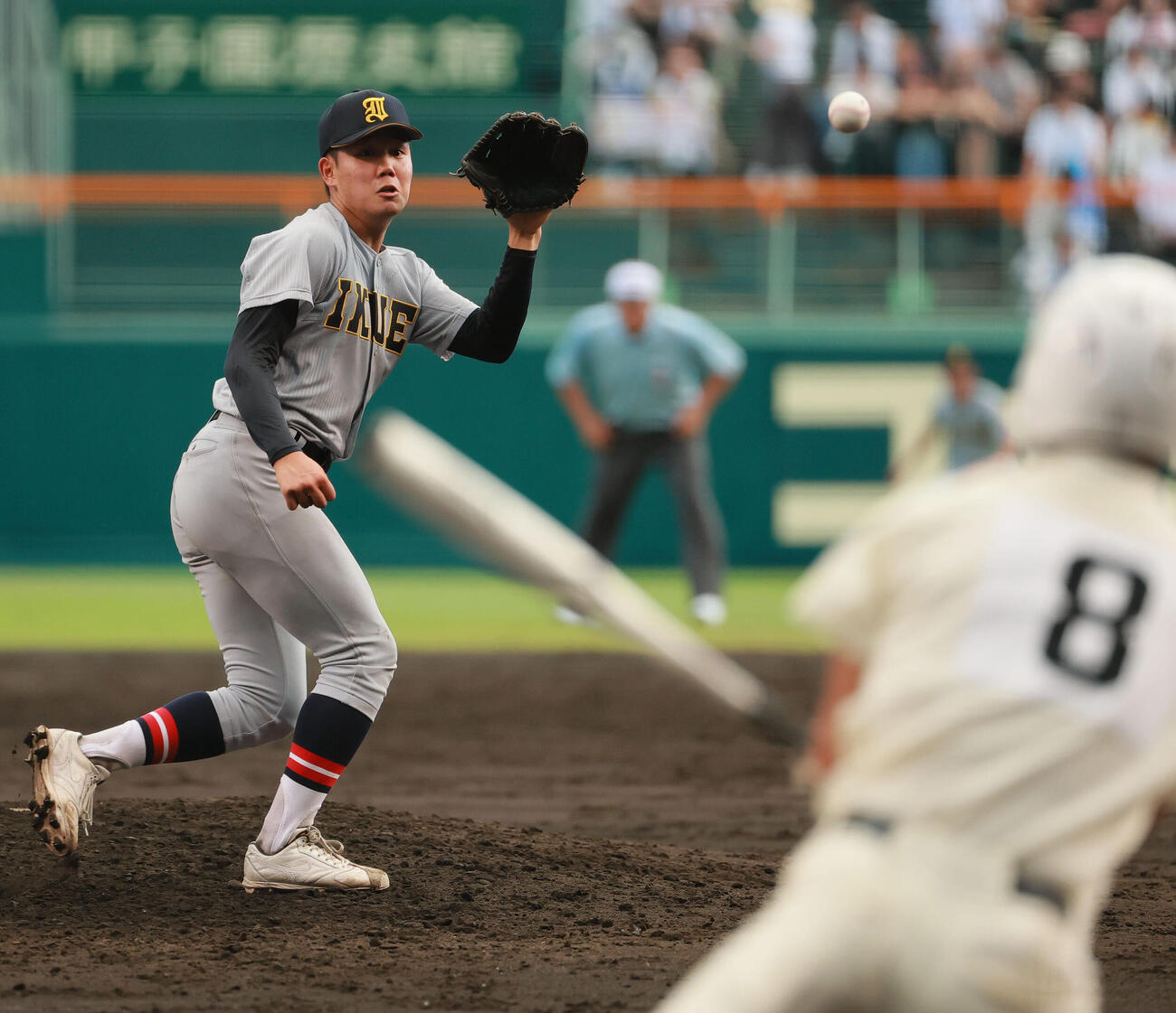 仙台育英対拓大紅陵　3回裏拓大紅陵無死、福井勇翔は片岡大瑚を投ゴロに仕留める（撮影・上山淳一）