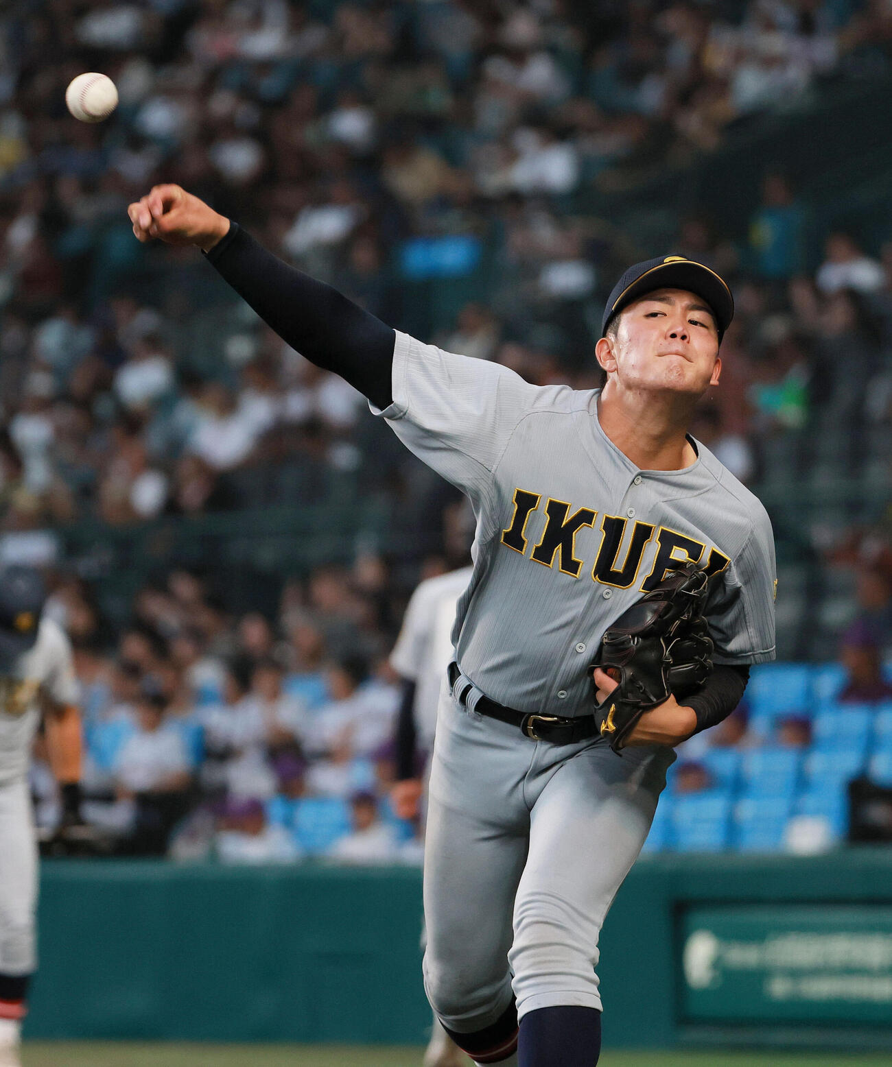 仙台育英対拓大紅陵　中断中、ベンチ前でキャッチボールする仙台育英先発の福井勇翔（撮影・上山淳一）