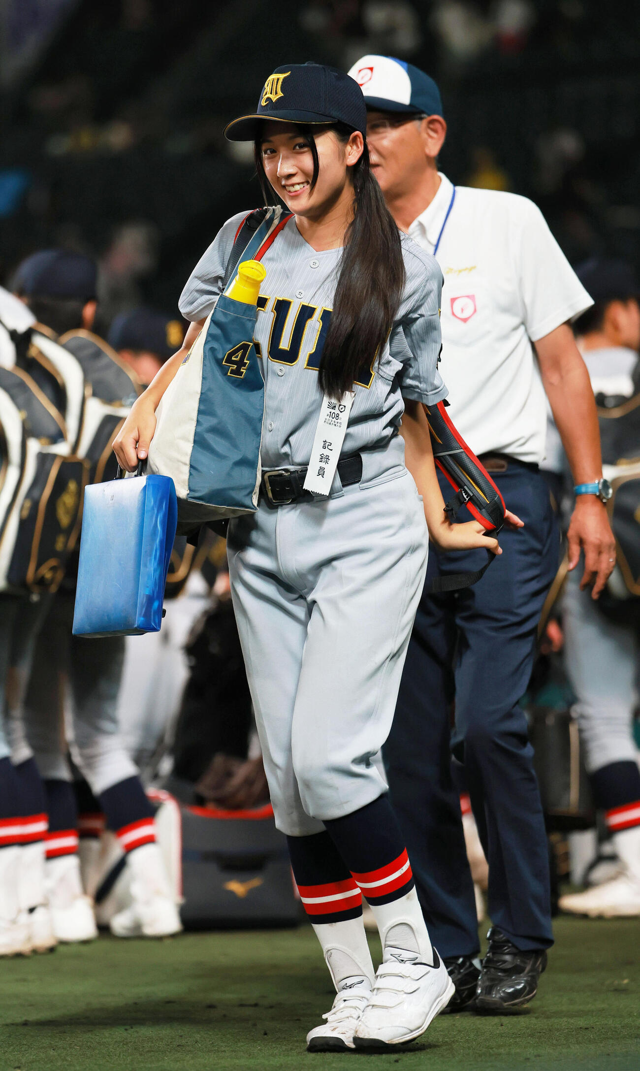 仙台育英対拓大紅陵　拓大紅陵に勝利し、笑顔を見せる仙台育英の星よつは記録員（撮影・上山淳一）