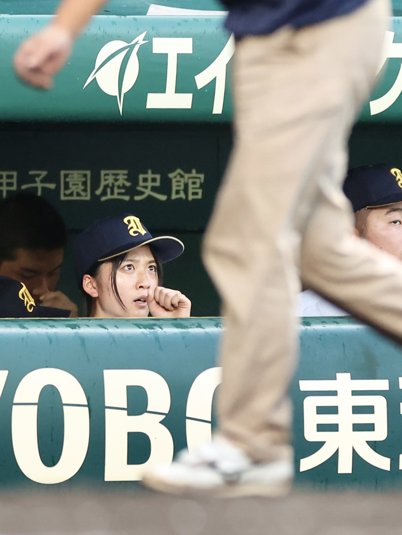 仙台育英対拓大紅陵　4回表、急な雨が降り始め一時試合中断となり、再開を待つ仙台育英・星よつはマネジャー兼学生コーチ（撮影・河田真司）