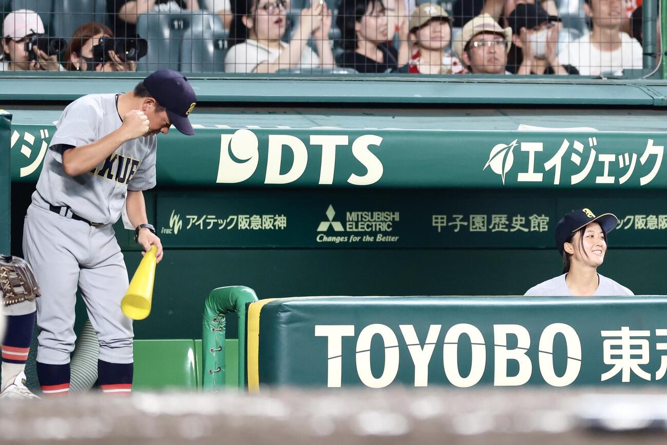 仙台育英対拓大紅陵　9回裏、最終打者を抑え拓大紅陵に勝利し、ガッツポーズする仙台育英・須江航監督（左）と笑顔を見せる星よつはマネジャー兼学生コーチ（撮影・河田真司）