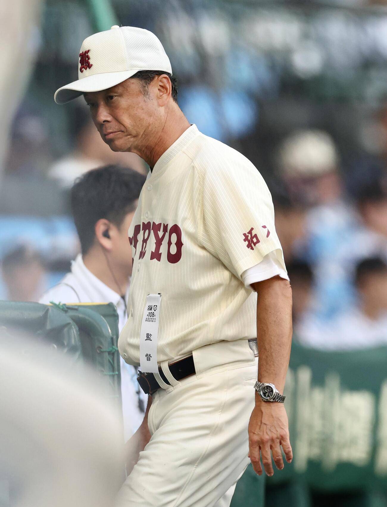 仙台育英対拓大紅陵　4回表、急な雨が降り始め一時試合中断となり、再開を待つ拓大紅陵・坂巻展行監督（撮影・河田真司）