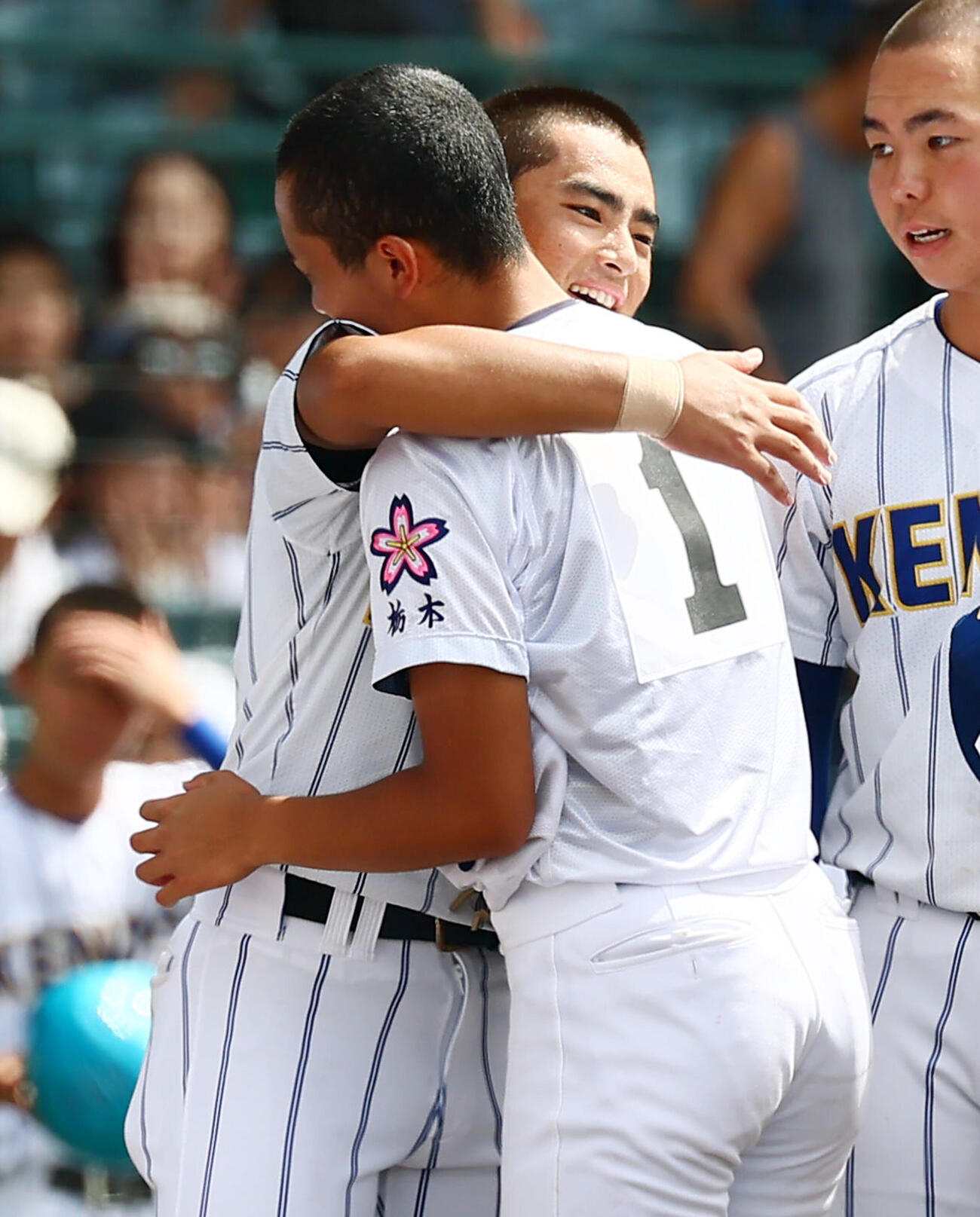 佐野日大対健大高崎試合終了しお互いに抱き合う健大高崎石田雄星（左）と佐野日大鈴木有（撮影・加藤哉）