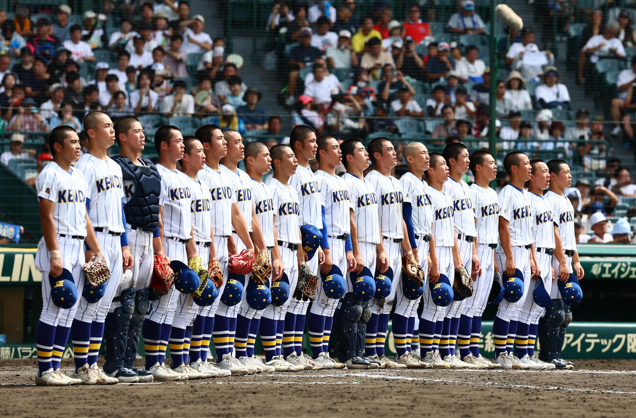 佐野日大対健大高崎整列し校歌を歌う健大高崎ナイン（撮影・加藤哉）