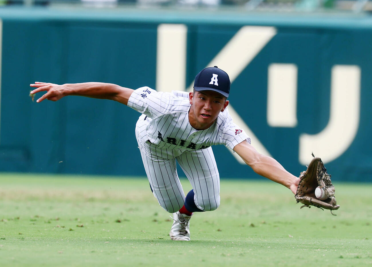 有明対東日本国際大昌平　5回裏東日本国際大昌平1死、小内壱晟の飛球をダイビングキャッチする山崎暁斗（撮影・加藤哉）