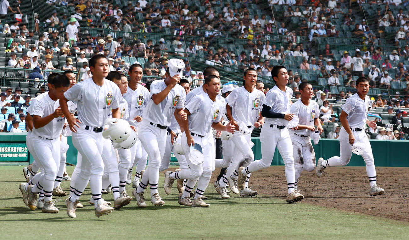佐野日大対健大高崎　健大高崎に敗れ応援団へあいさつに向かう佐野日大ナイン（撮影・加藤哉）