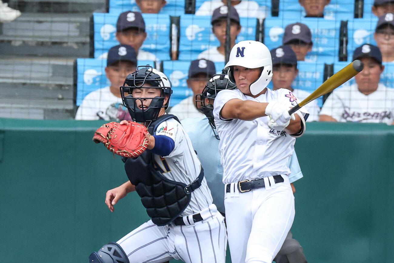 佐野日大対健大高崎　2回表佐野日大1死一、三塁、荒川結衿は先制の犠飛を放つ