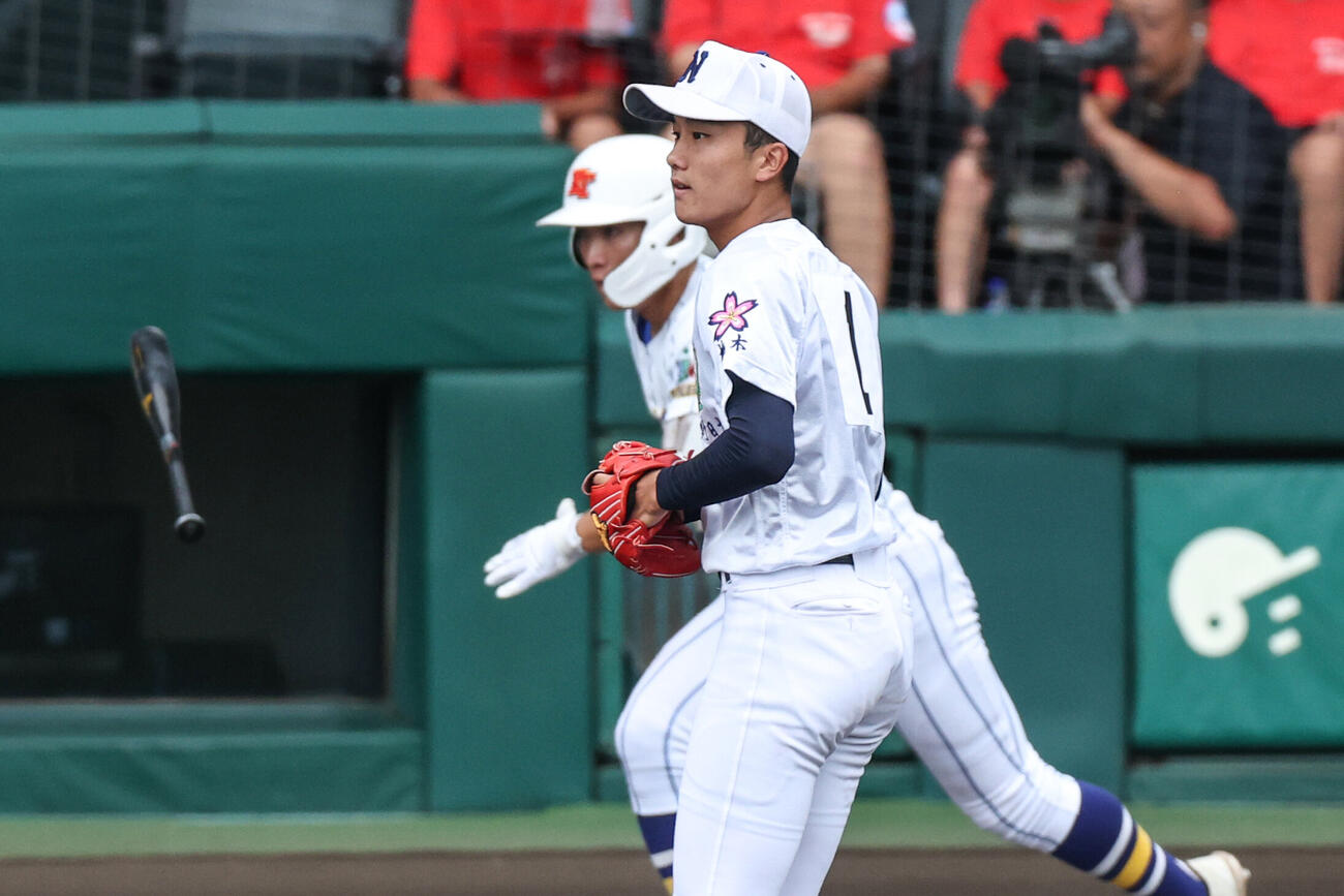 佐野日大対健大高崎　2回裏健大高崎1死一、二塁、岩井由来（後方）の適時打の打球を見つめる鈴木有