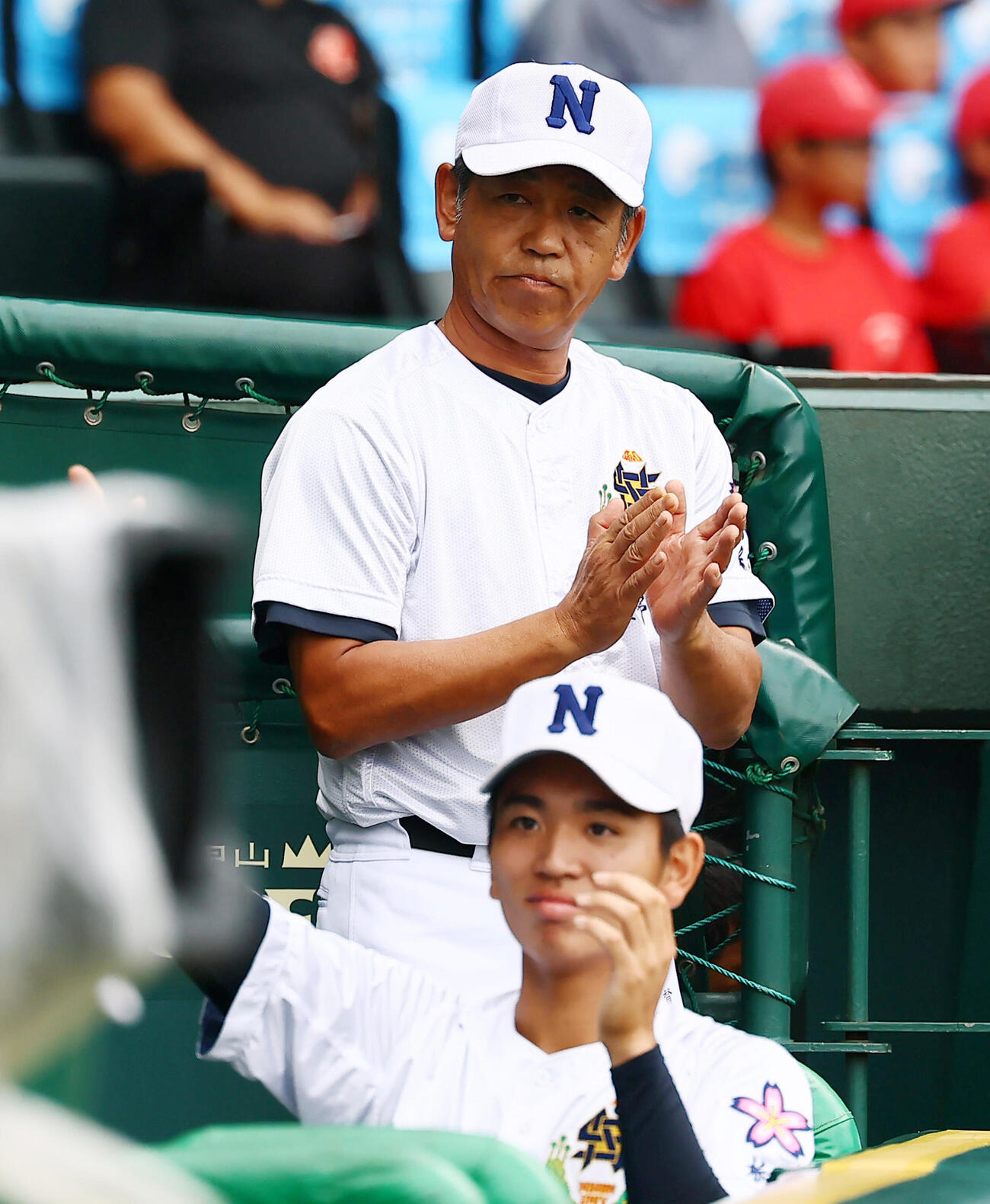 佐野日大対健大高崎　2回表、先制点を挙げベンチで手を叩く佐野日大の麦倉洋一監督（撮影・加藤哉）