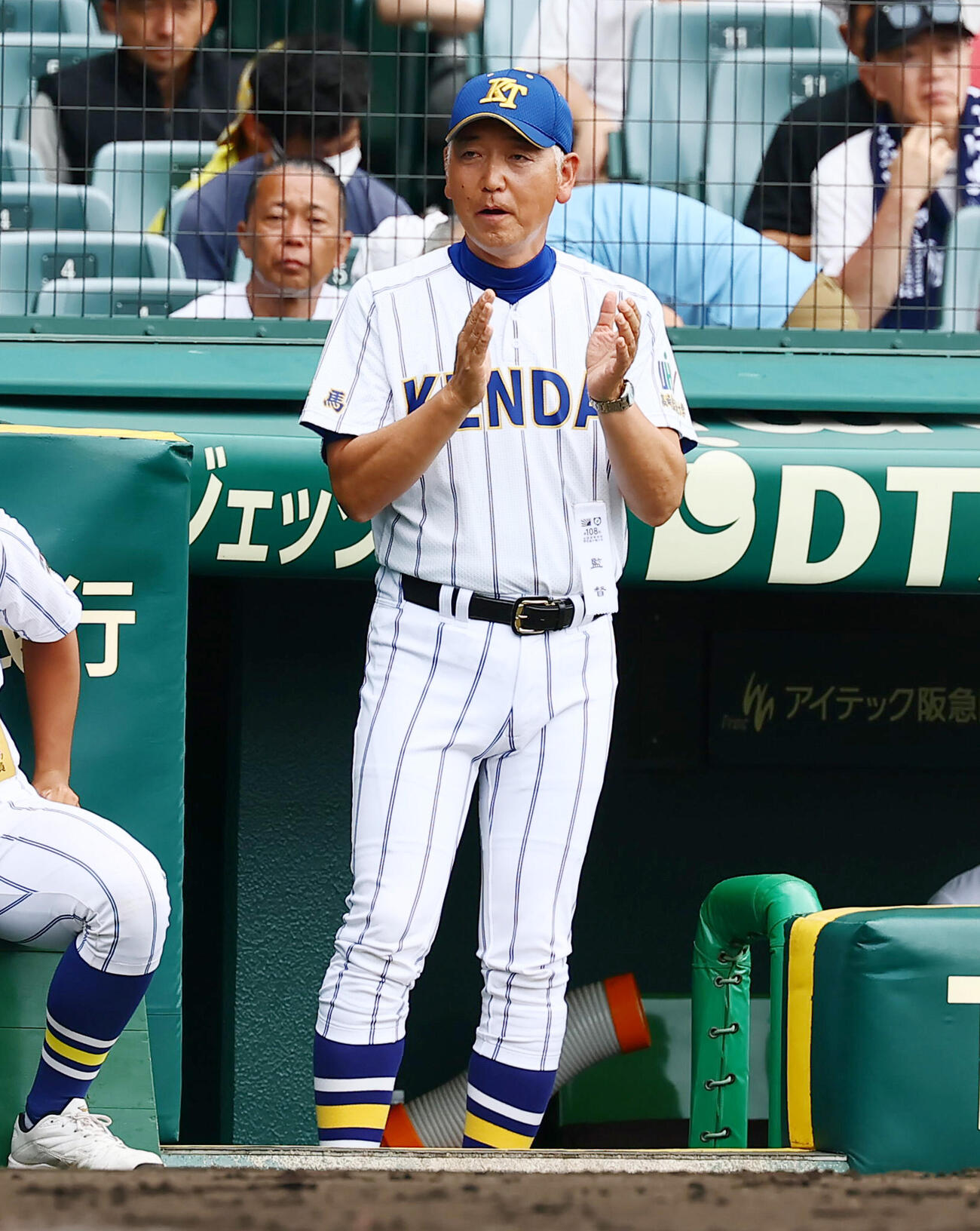 佐野日大対健大高崎　2回裏、勝ち越しに成功しベンチで手を叩く健大高崎の青柳博文監督（撮影・加藤哉）