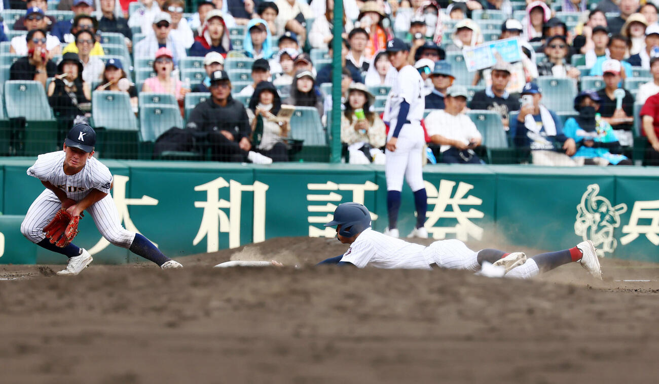 有明対東日本国際大昌平　8回表有明1死一、二塁、Wスチールを仕掛け三盗を決める二走永田晴輝（撮影・加藤哉）