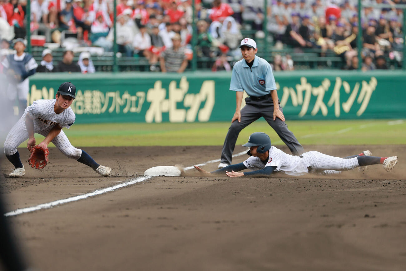 有明対東日本国際大昌平　8回表有明1死一、二塁、打者実田聡志の時、重盗で三盗を決める二走永田晴輝（撮影・上山淳一）