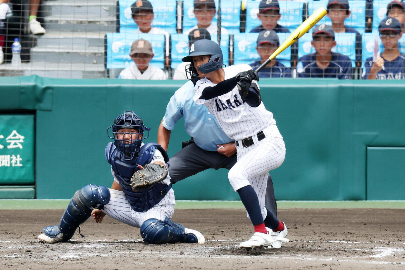 有明対東日本国際大昌平　8回表有明2死二、三塁、栄井彰は右前に2点適時打を放つ