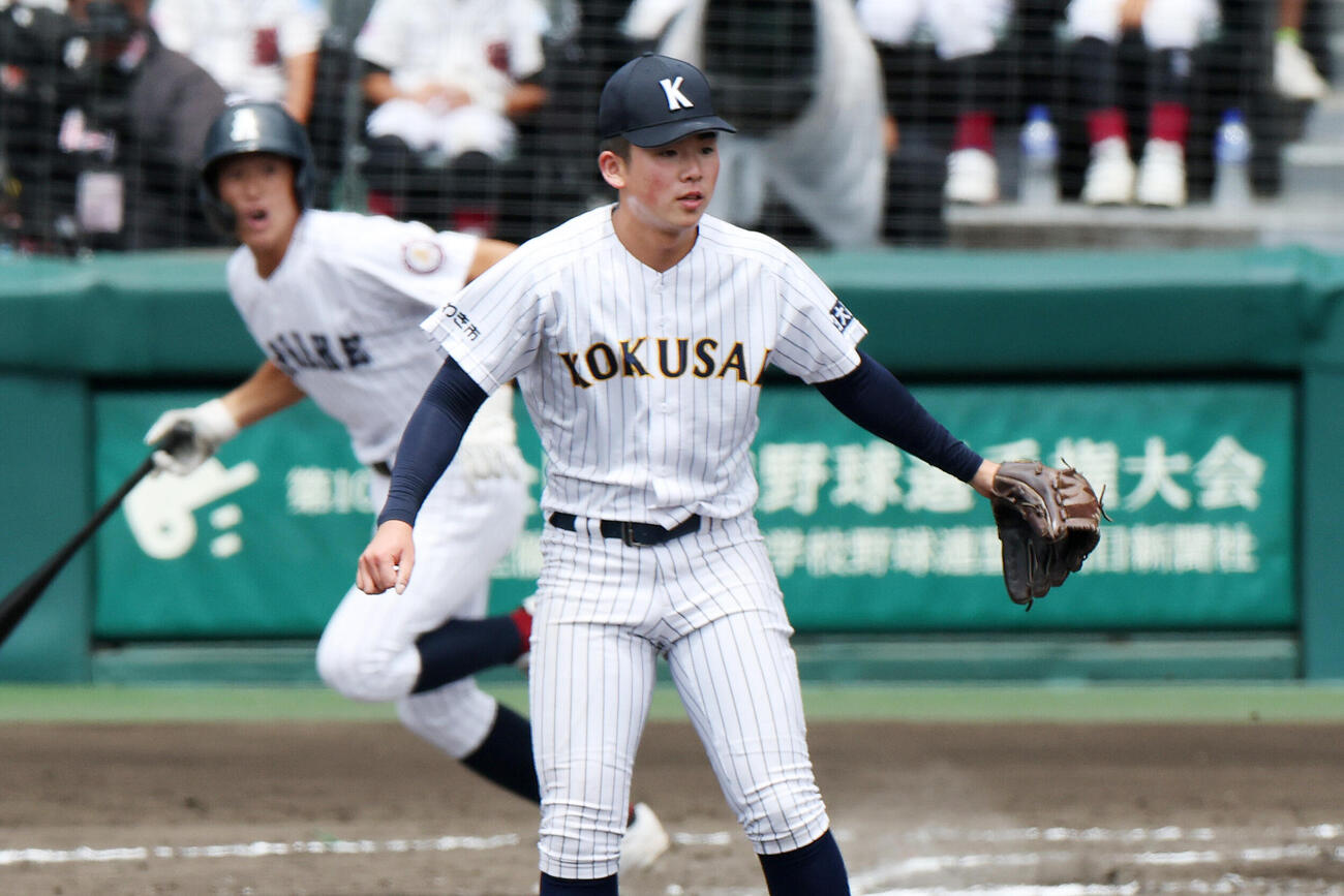 有明対東日本国際大昌平　8回表有明2死満塁、代打広沢遼太朗（後方）に逆転の2点適時打を浴びた東日本国際大昌平の白田夢真
