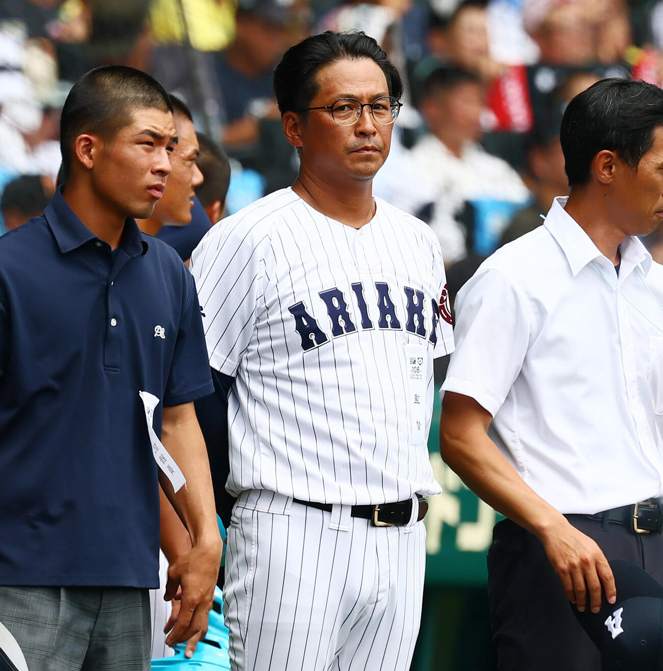 有明対東日本国際大昌平　勝利しベンチ前に整列する有明の高見一茂監督（撮影・加藤哉）