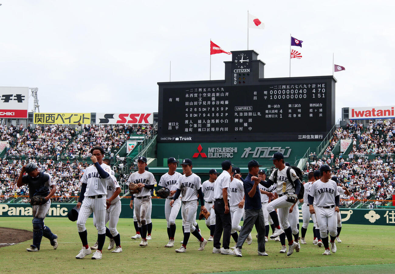 有明対東日本国際大昌平　逆転勝利を決め応援団にあいさつを終えた有明ナイン（撮影・加藤哉）