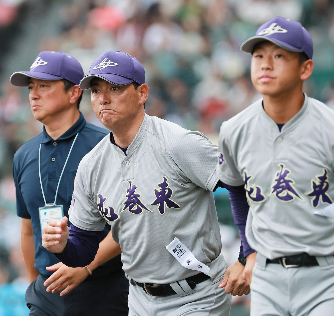英明対花巻東　英明に勝利し応援団の元へ向かう花巻東の佐々木洋監督（中央）（撮影・上山淳一）
