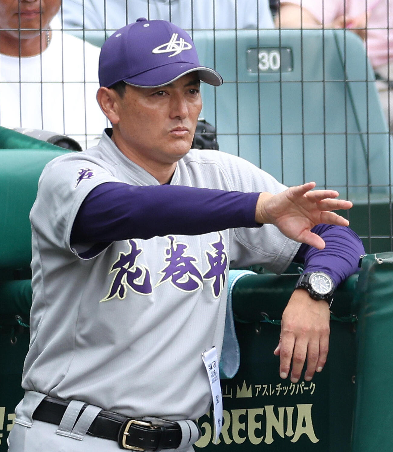 英明対花巻東　6回表、戦況を見守る花巻東・佐々木洋監督（撮影・河田真司）
