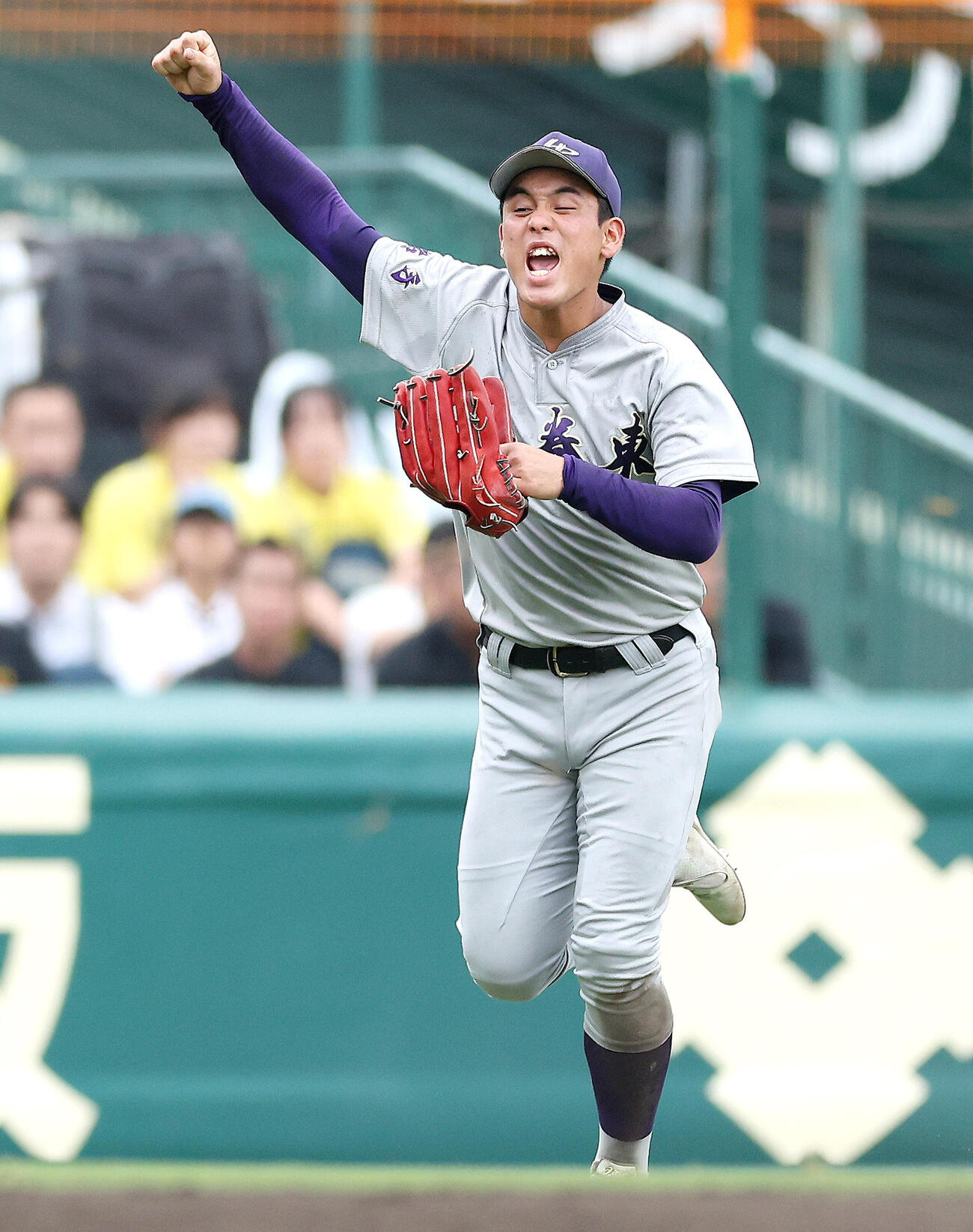 英明対花巻東　英明に勝利し、ガッツポーズしながらチームメートの元に走る赤間史弥（撮影・河田真司）