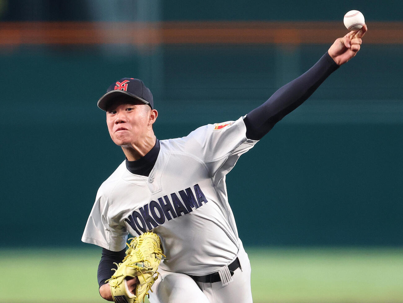 14日の横浜対日南学園　先発登板で力投する横浜・小林鉄三郎（撮影・河田真司）