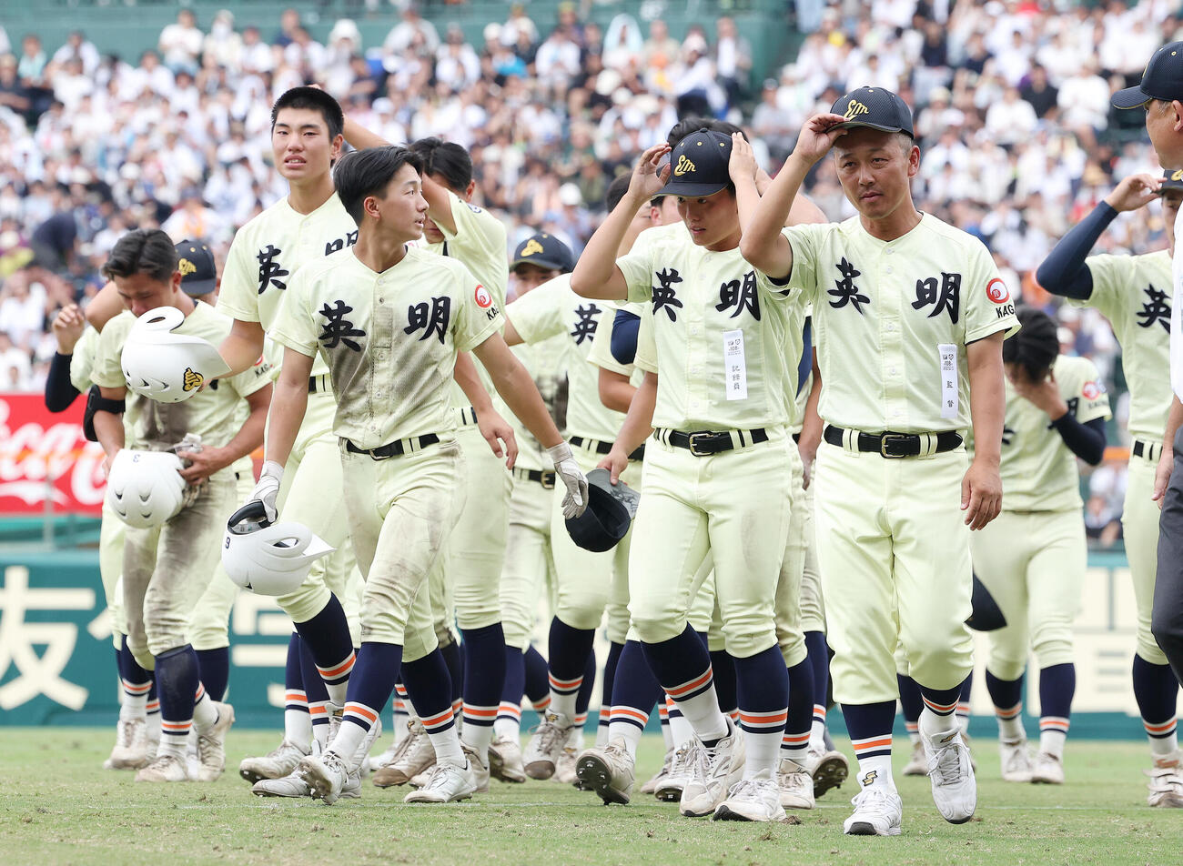 英明対花巻東　花巻東に敗れ、選手たちと引き揚げる英明・香川純平監督（右）（撮影・河田真司）