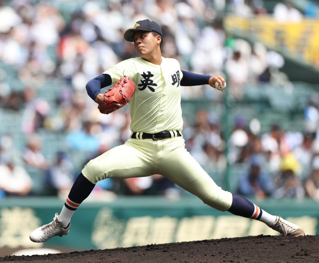 英明対花巻東　先発登板で力投する英明・冨岡琥希（撮影・河田真司）