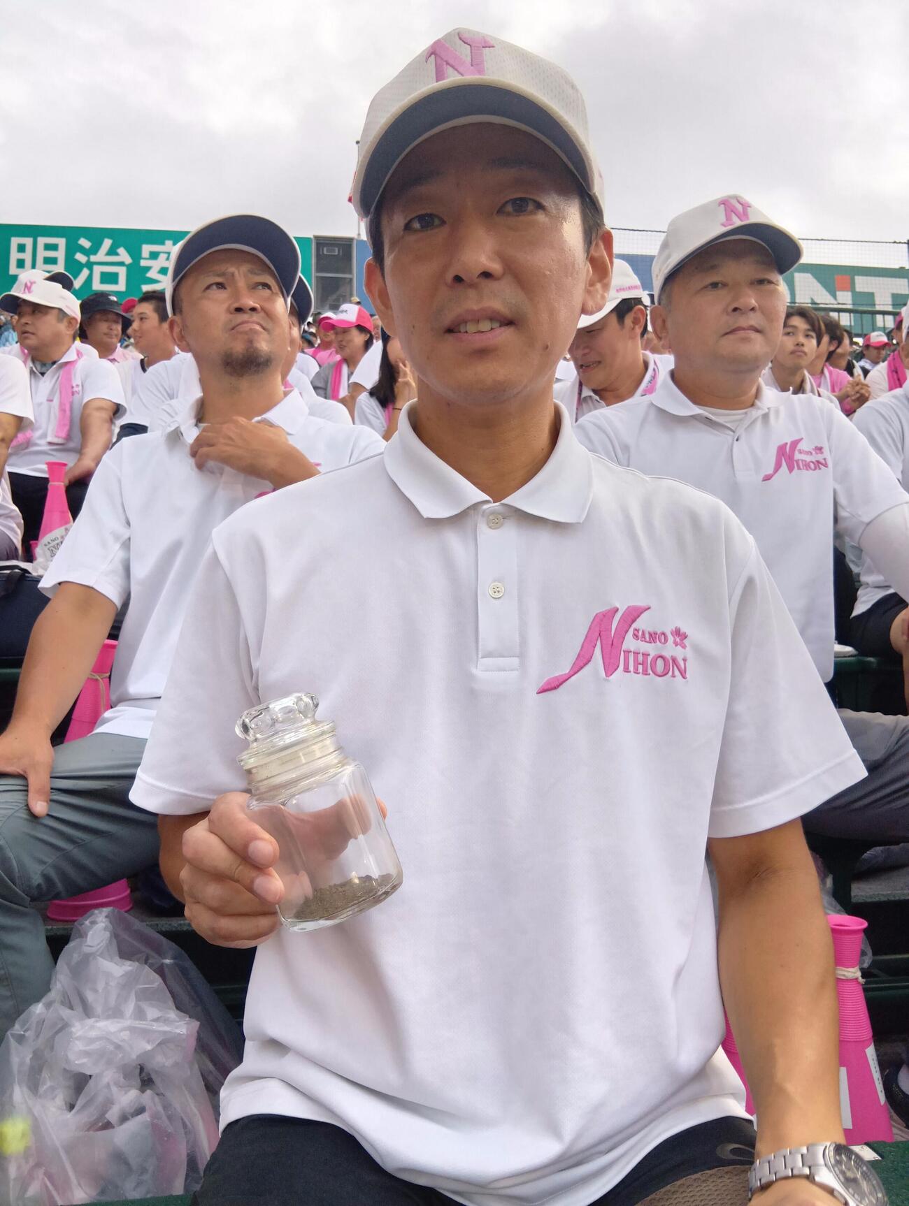 甲子園の土が入った小瓶を持つ佐野日大のエース鈴木有の父・一平さん