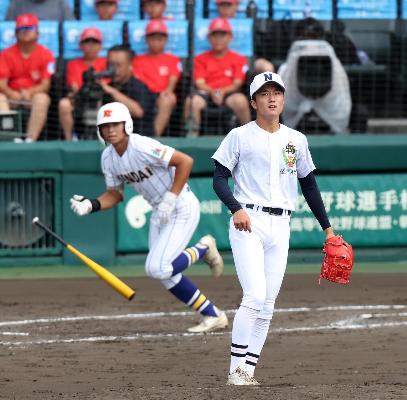 佐野日大対健大高崎　4回裏健大高崎2死一塁、石田雄星（左）を中飛に打ち取る佐野日大の鈴木有