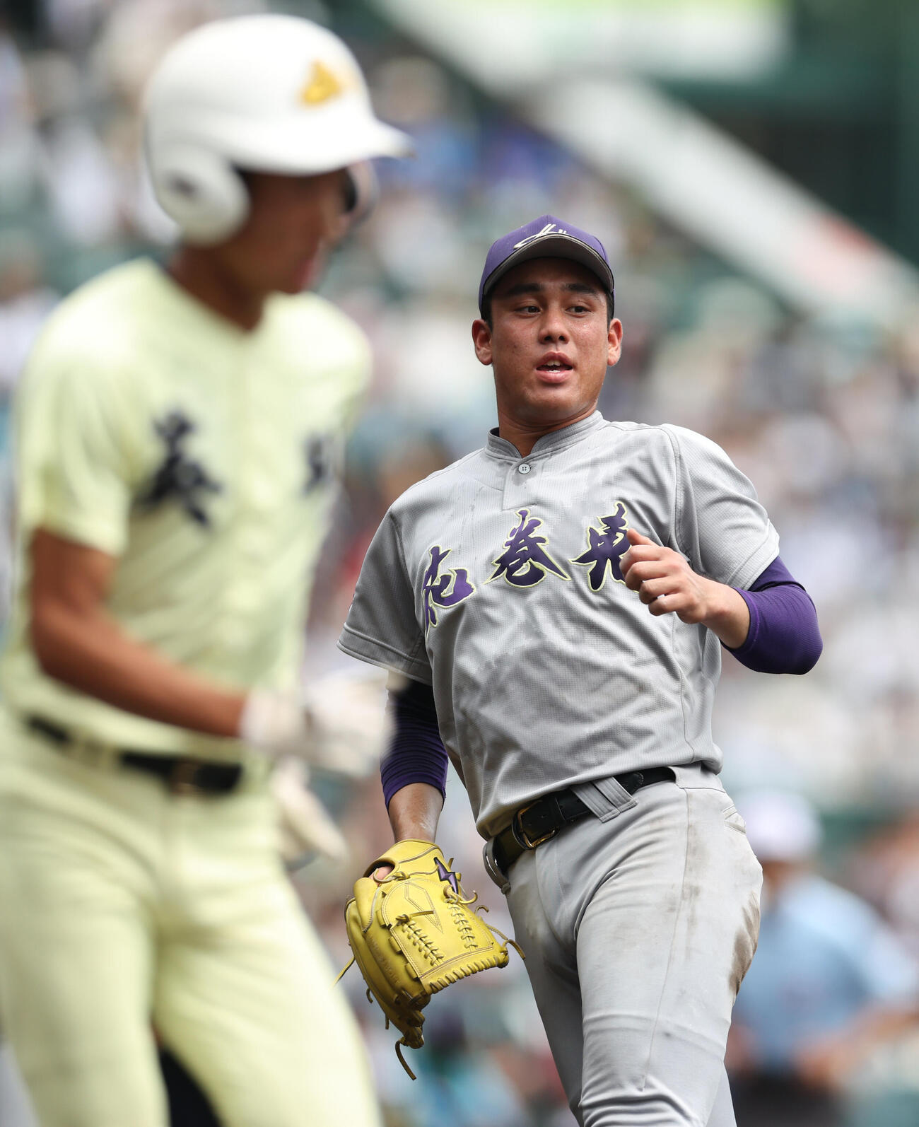 英明対花巻東　2回表英明2死一塁、中條晋太郎を一ゴロに抑える赤間史弥（撮影・河田真司）