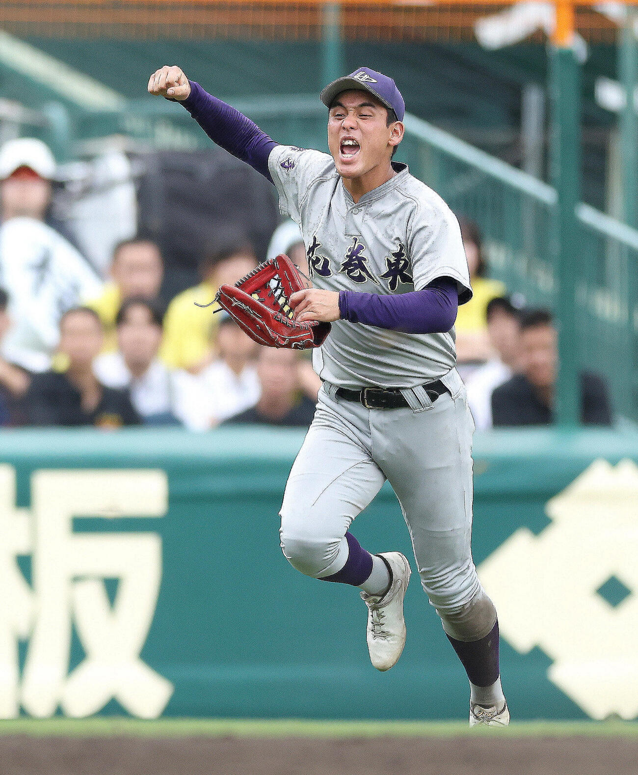 英明対花巻東　英明に勝利し、ガッツポーズしながらチームメートの元に走る赤間史弥（撮影・河田真司）