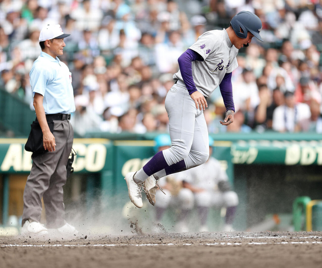 英明対花巻東　8回裏花巻東1死二、久保村冠太の犠飛で生還する赤間史弥（撮影・河田真司）