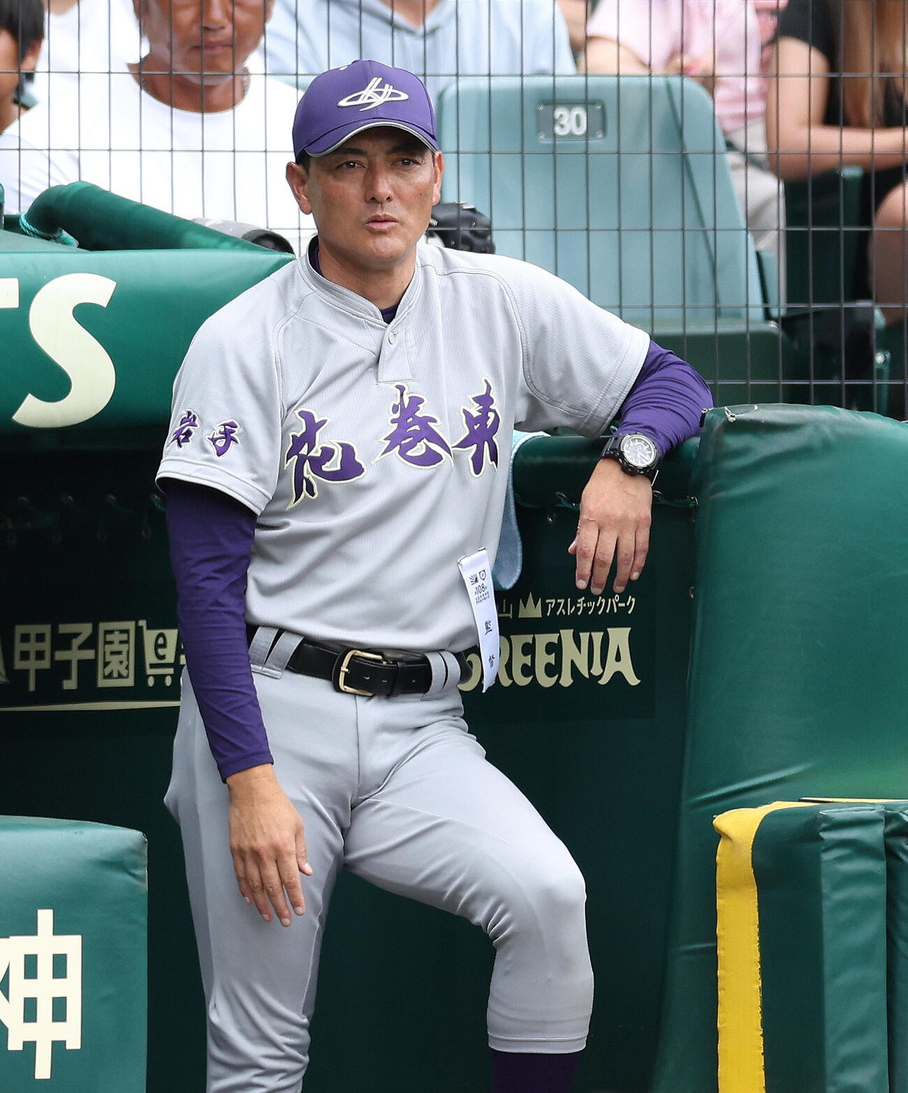 英明対花巻東　6回表、戦況を見守る花巻東・佐々木洋監督（撮影・河田真司）