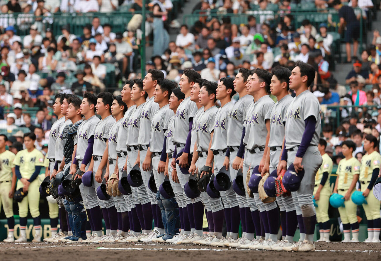 英明対花巻東　英明に勝利し、校歌斉唱する花巻東ナイン（撮影・上山淳一）