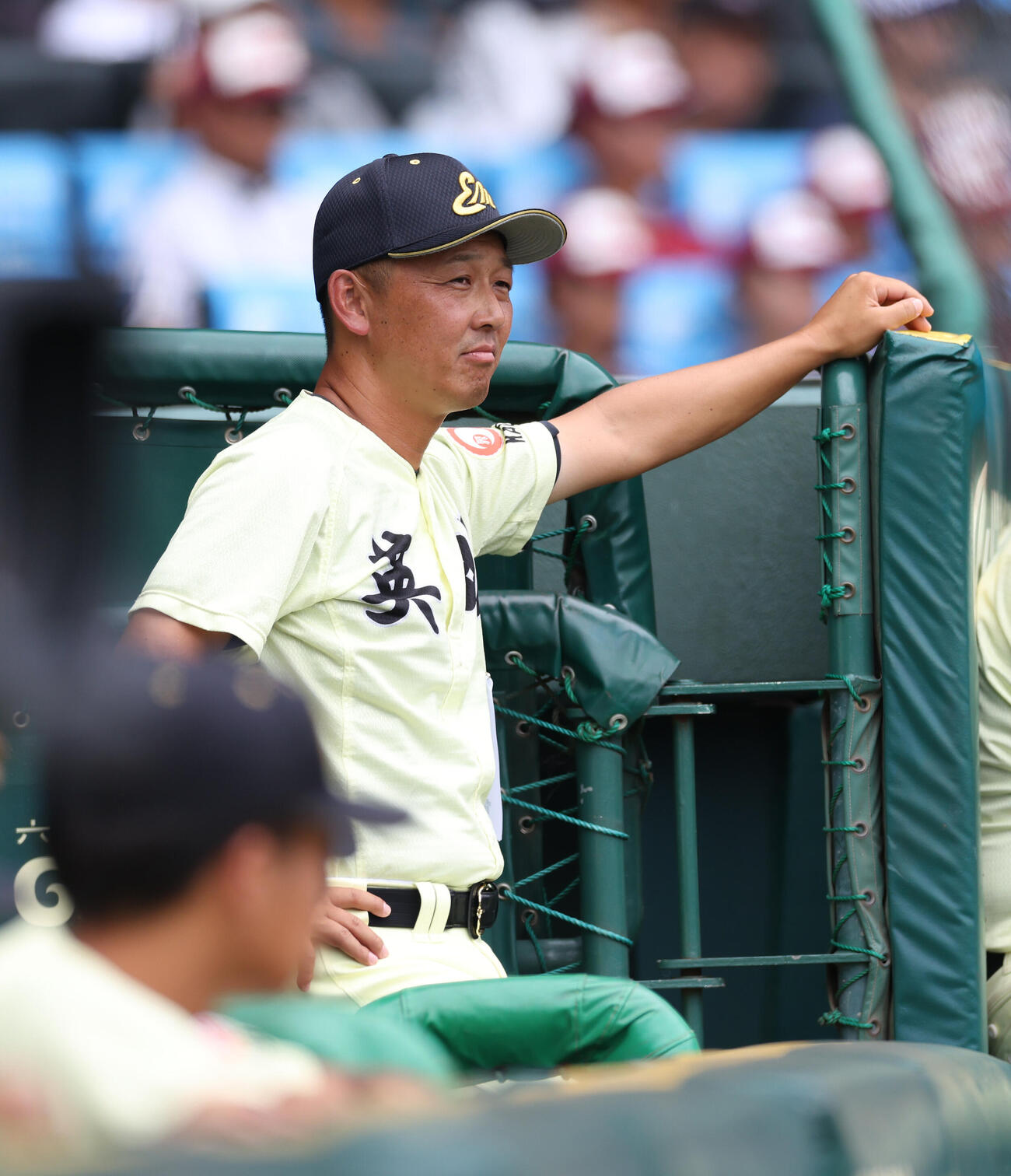 英明対花巻東　3回表、戦況を見守る英明・香川純平監督（撮影・河田真司）