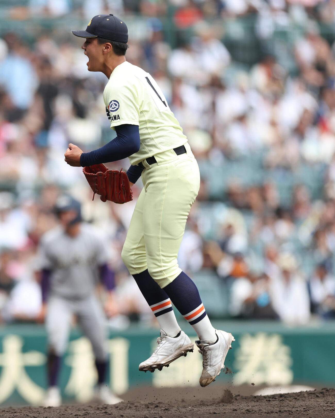 英明対花巻東　5回裏を抑えガッツぽーおずする英明・冨岡琥希（撮影・河田真司）