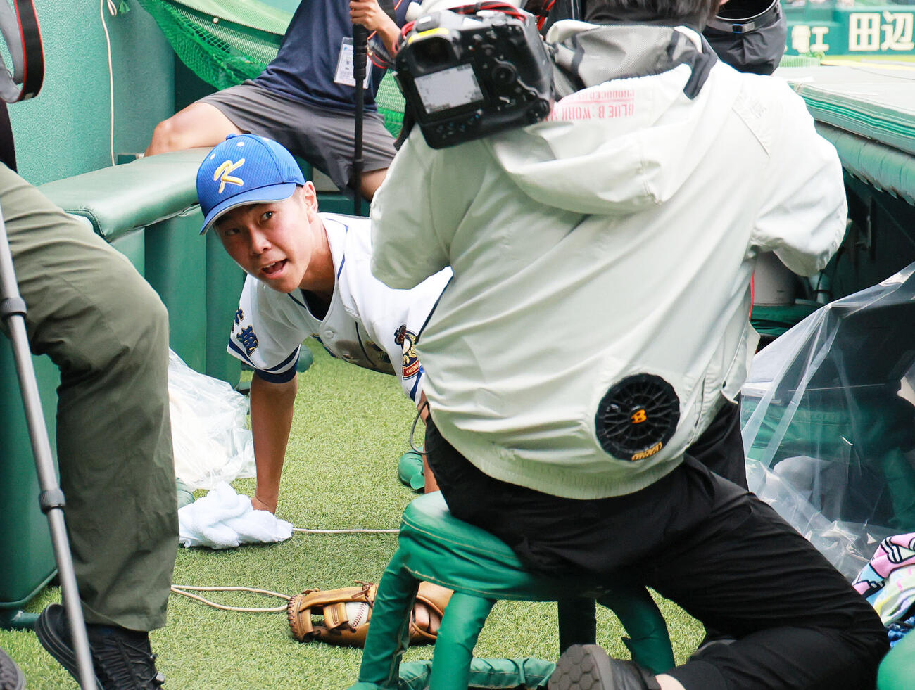 横浜対霞ケ浦　4回表横浜1死二塁、三塁手村上聖は田島陽翔の邪飛をカメラ席で好捕する（撮影・上山淳一）
