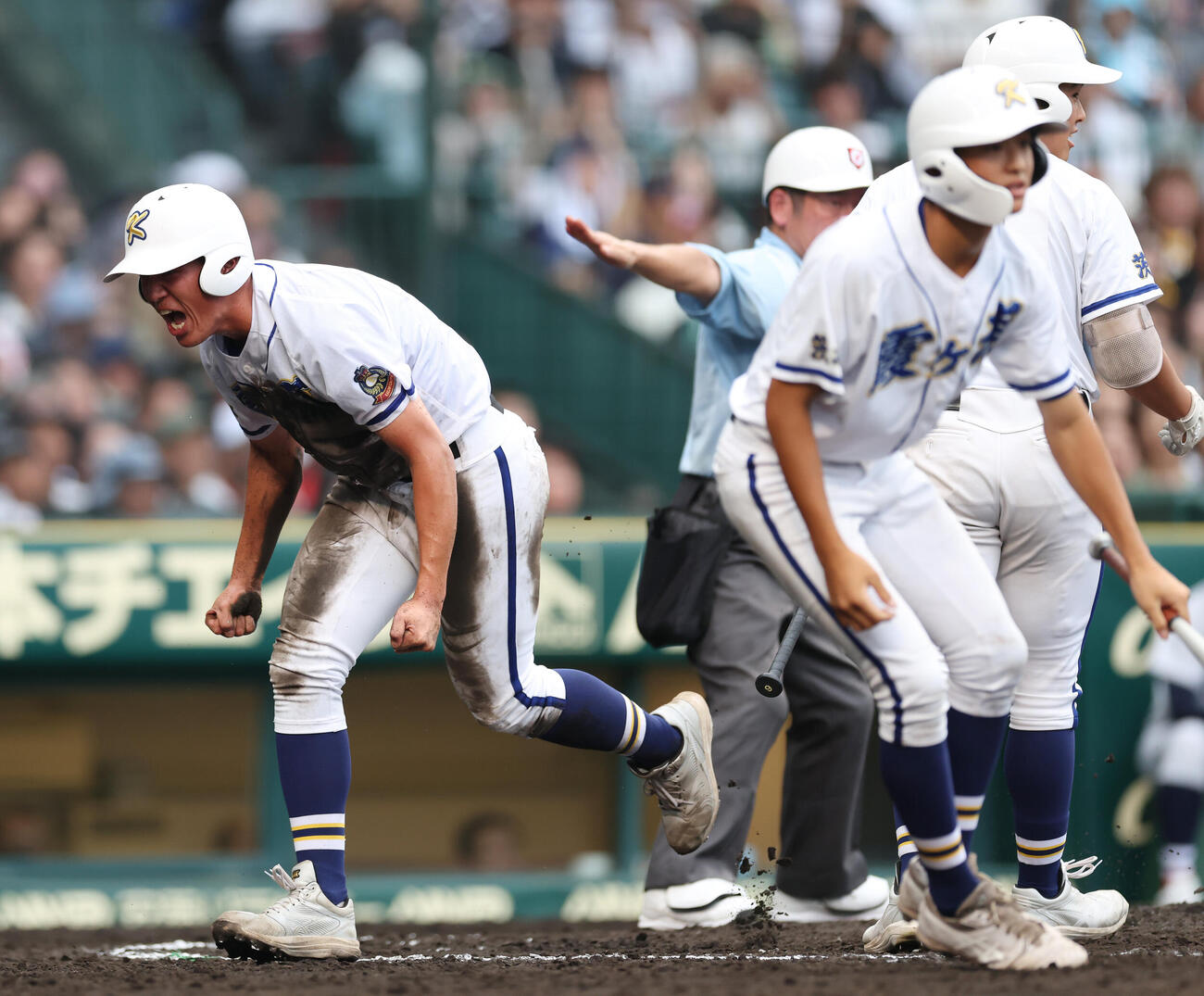 横浜対霞ケ浦　4回裏霞ケ浦無死一、三塁、渡辺航太の中犠飛で生還し先制する西野結太（左）（撮影・河田真司）