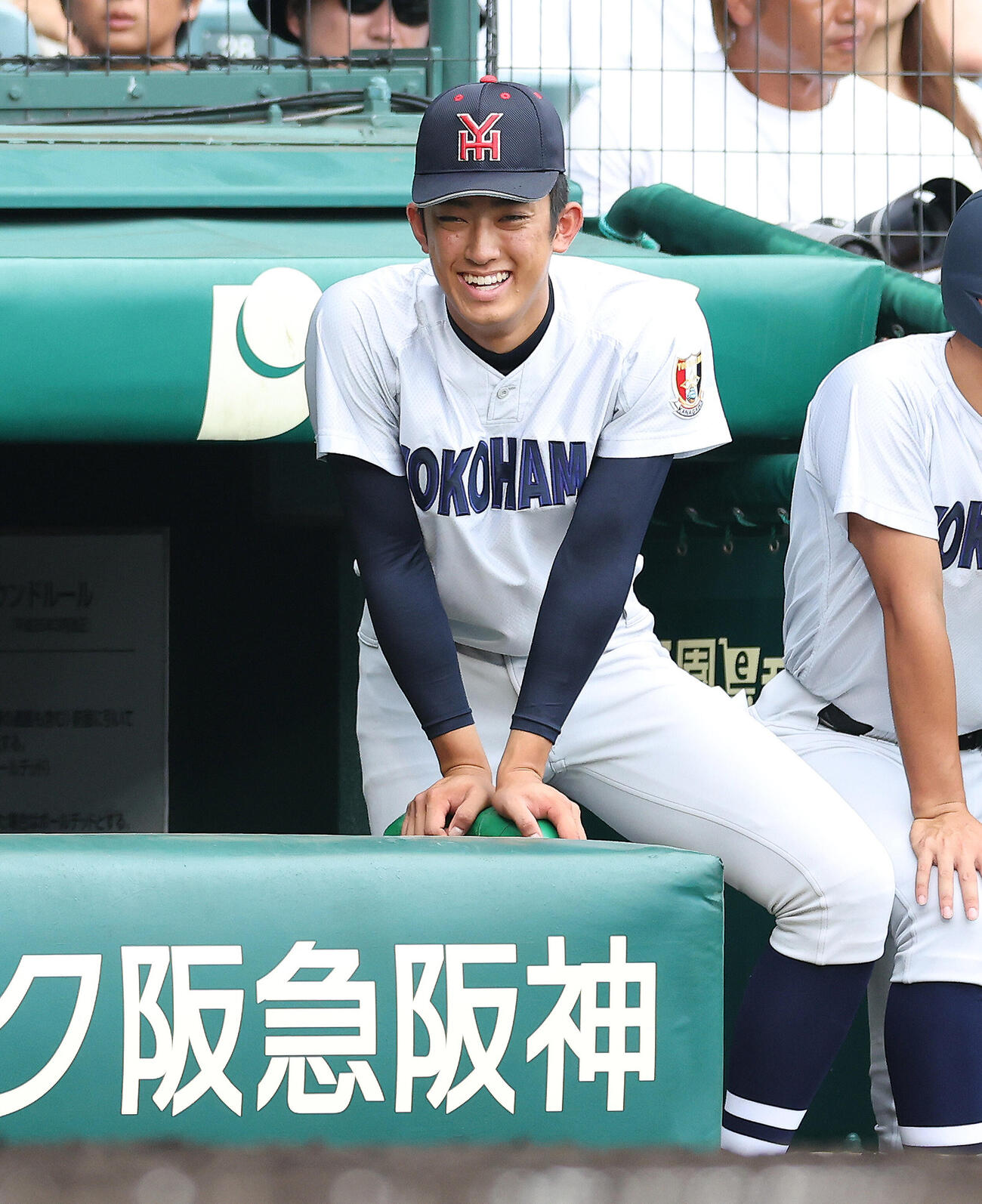 横浜対霞ケ浦　1回裏、笑顔で戦況を見守る横浜・織田翔希（撮影・河田真司）