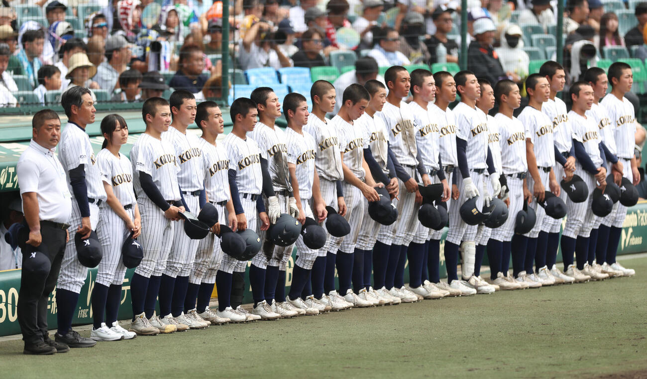 有明対東日本国際大昌平　有明に敗れ整列する東日本国際大昌平の選手たち（撮影・河田真司）